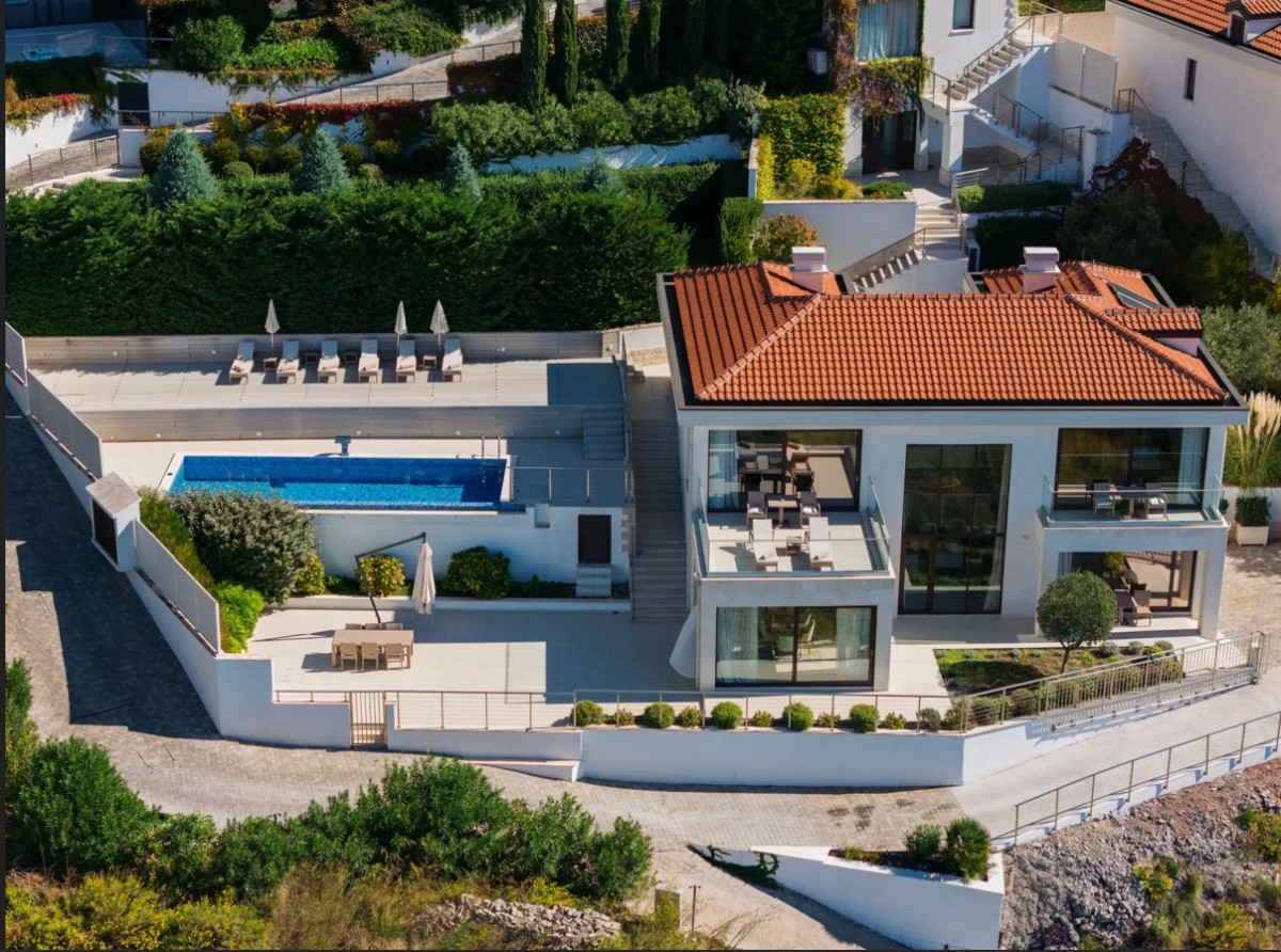 REŽEVIĆI - luksuzna vila sa bazenom na samoj obali.